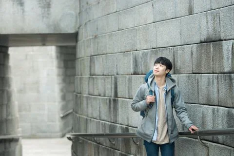 A young man doing a backpacking trip in a Korean traditional house. Stock-Fotos