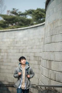 A young man doing a backpacking trip in a Korean traditional house. Stock-Fotos
