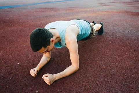 A young man doing exercises in the fresh air in new York. Foto stock