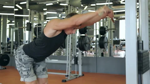 Young man doing exercises in a gym, workout Vidéo 66431640