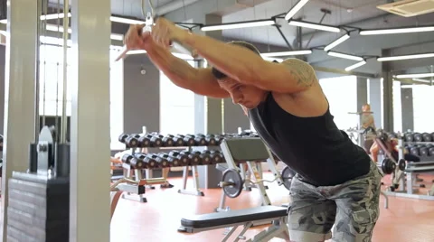 Young man doing exercises in a gym, workout Vidéo 66431783