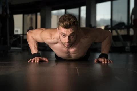 Young Man Doing Press Ups In Gym Stock-Fotos