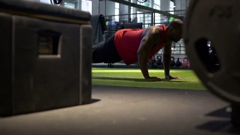 Young man doing push-ups in a gym 動画素材 77091067