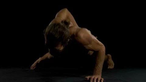 Young man doing push ups Vídeo Stock 85862430