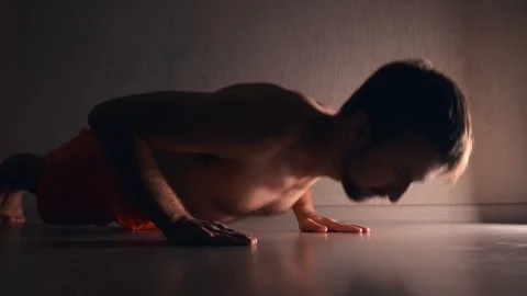 Young man doing push-ups Video stock 121323569