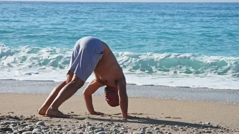 Young man doing the push-ups on the beach Vídeo Stock 252039369