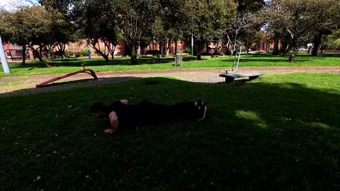 Young man doing push ups fitness training in an outdoor park workout Stock Footage 275722444