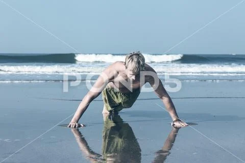 Young man doing push ups Stock Photos
