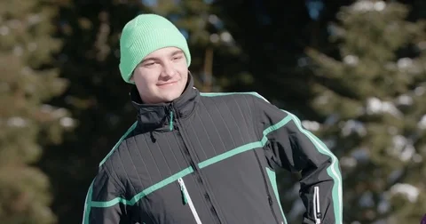 Young man doing recreational exercise on a beautiful snowy day Vídeo Stock 85074429