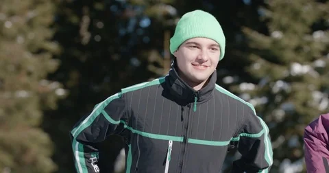 Young man doing recreational exercise on a beautiful snowy day Vídeo Stock 85074860