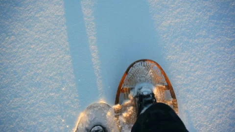 Young man doing with snowshoes in wintry nature 库存影片 122445503