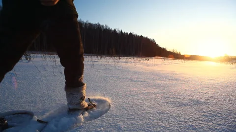 Young man doing with snowshoes in wintry nature 库存影片 122446986