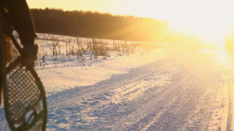 Young man doing with snowshoes in wintry nature 库存影片 122447221