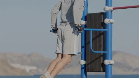 Young man doing strength exercises on a training exercise in the open air on the 스톡 동영상 131644002