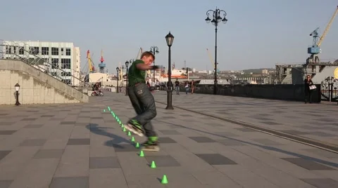 Young man doing a virtuoso tricks on roller skates 스톡 동영상 63363647
