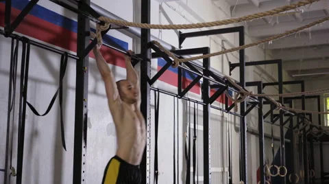Young man doing wod, functional training fit workout at gym Video stock 65280301