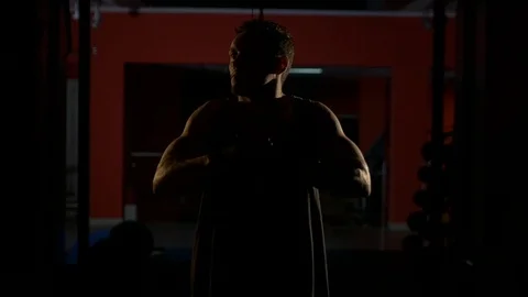 Young man doing workout in gym 库存影片 70966558