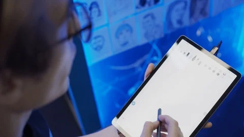 Young man drawing portrait using tablet 스톡 동영상 122519084