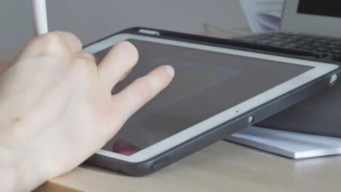 A young man draws with a pen on a tablet pc Vídeos de archivo 220337465