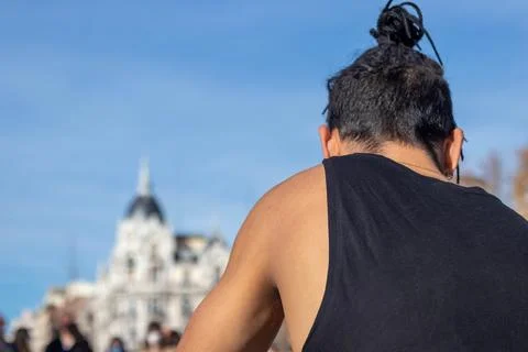 Young man with dreadlocks with his back to the sky Stockfoto's