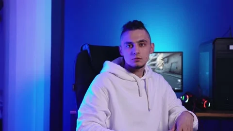 Young man with dreadlocks plays on the computer, takes off headphones Vidéo 140378857