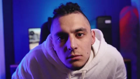 Young man with dreadlocks plays on the computer, takes off headphones Vidéo 140748236