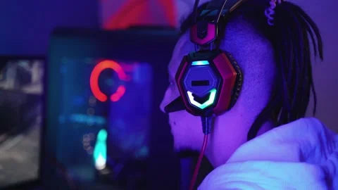 Young man with dreadlocks sits in computer headphones Vidéo 140378788