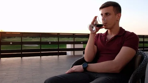 Young man drinking beer 库存影片 91363967