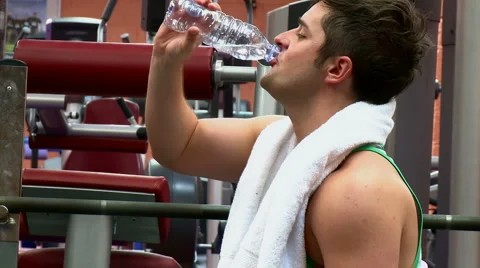 Young man drinking water after sport Vidéo 1087672
