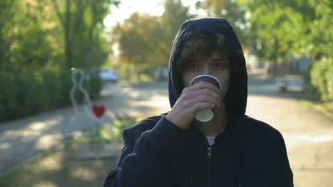 Young man drinks tea in the park in the morning, 4k 2 Видео 95498193