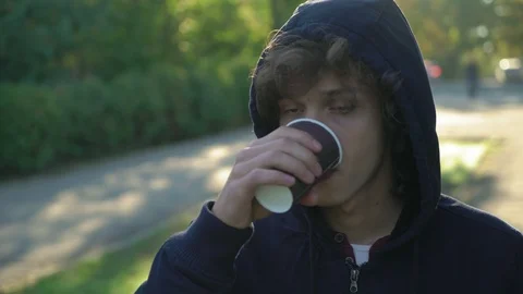 Young man drinks tea in the park in the morning, 4k 1 Видео 95498238