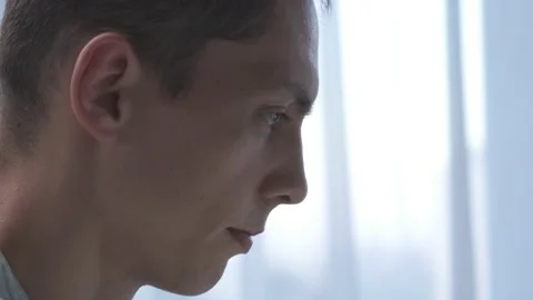 Young man eating chocolate while working with laptop in office. Close up Video stock 136666510