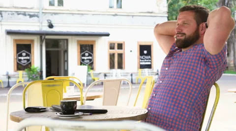Young man ends typing on laptop and relaxes in cafe 库存影片 67632117