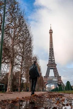 Young man exploring Paris and Eiffel tower in France. Foto stock