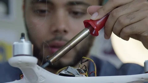 Young Man Fixing A Drone In Slow Motion Vidéo 82473425