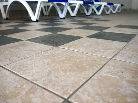 Young man in flip flops running towards pool Video stock 78628170