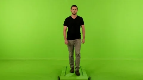 Young man front walking greenscreen 4K Stockbeeldmateriaal 62924116