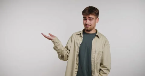 Young man gestures in studio setting during a casual conversation about dai.. Vídeo Stock 326788433