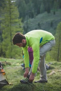 Young man is getting ready for hiking in nature Fotos de archivo