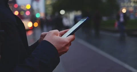 Young Man Hands Using Smartphone in the City. SLOW MOTION 4K. 스톡 동영상 140323581