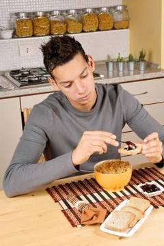 Young man having breakfast Foto stock