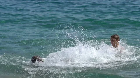 Young man Having Fun On The Beach Vidéo 121360328