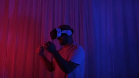 Young man having sporting fun in the virtual world. Vídeo Stock 162634361