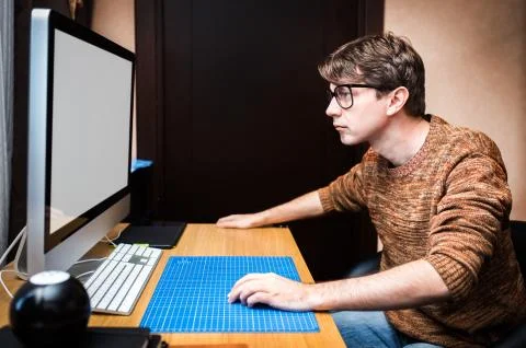 Young man at home using a computer, freelance developer or desig Foto stock