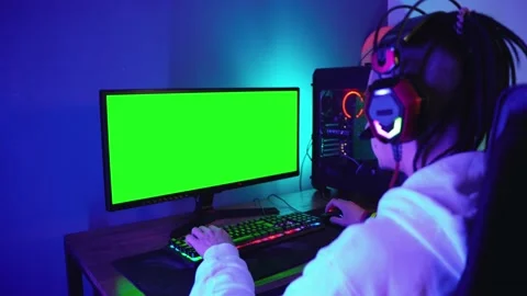 Young man intensely playing a computer game Vidéo 140379035