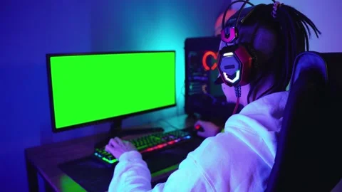Young man intensely plays a computer game, chroma key on the screen Vidéo 143956622