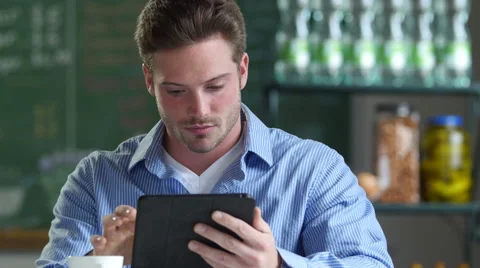 Young man on ipad/tablet Stock-Footage 51442308