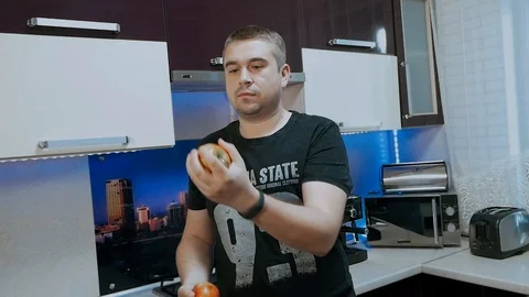 A young man juggles! Stock Footage 112077001