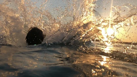 Young man jumping from a pier into the sea at sunset Vidéo 92402653
