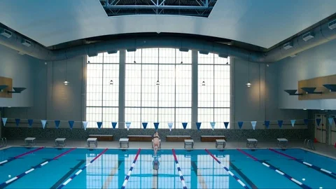 Young man jumping into a swimming pool 動画素材 83392265